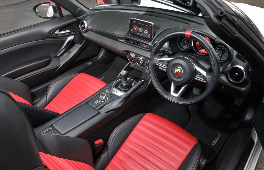 Интерьер Abarth 124 Spider Monza Edition (348) 2018 года  (AU) (фото 15 из 23)